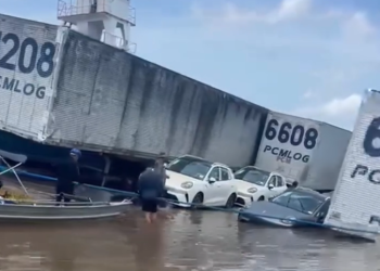 Vídeo: Balsa com carretas e veículos de luxo afunda parcialmente no Rio Amazonas, perto de Parintins