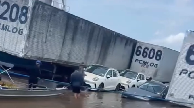 Vídeo: Balsa com carretas e veículos de luxo afunda parcialmente no Rio Amazonas, perto de Parintins