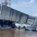 Vídeo: Balsa com carretas e veículos de luxo afunda parcialmente no Rio Amazonas, perto de Parintins