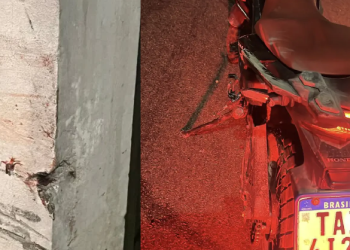 Veja: Motociclista m0rre após col1dir contra muro de comércio na avenida São Jorge