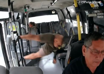 Vídeo: motoqueiro sem capacete atravessa a porta do ônibus e fica ferid0 após ch0que vi0lento