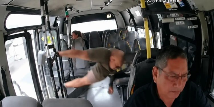 Vídeo: motoqueiro sem capacete atravessa a porta do ônibus e fica ferid0 após ch0que vi0lento