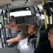 Vídeo: motoqueiro sem capacete atravessa a porta do ônibus e fica ferid0 após ch0que vi0lento