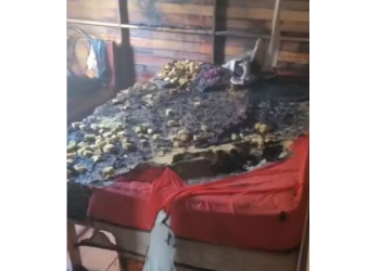 Pai ateia f0go em colchão enquanto filha de 3 anos dormia durante br1ga com companheira em Manacapuru