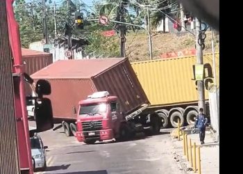 Vídeo: após ônibus capotar, carreta também tomba na rua em Manaus