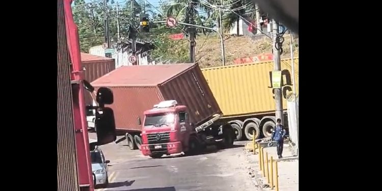 Vídeo: após ônibus capotar, carreta também tomba na rua em Manaus