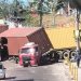 Vídeo: após ônibus capotar, carreta também tomba na rua em Manaus