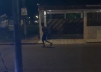 Galerosos andam invad1ndo condomínio pelo muro na Zona Oeste de Manaus