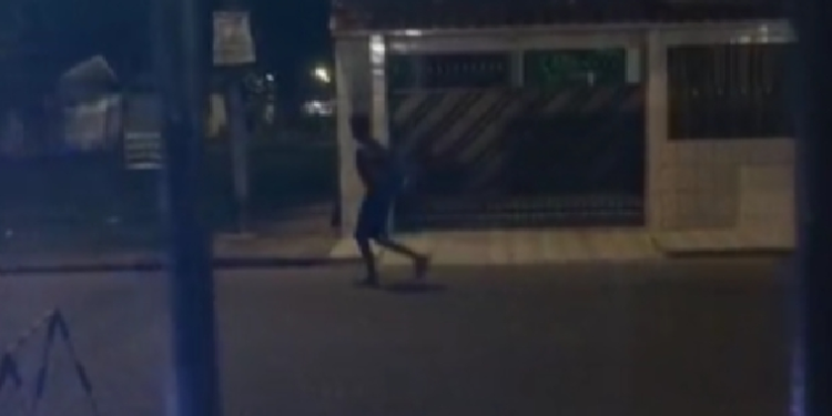 Galerosos andam invad1ndo condomínio pelo muro na Zona Oeste de Manaus