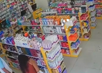 Vídeo: De novo? Casal volta a furt@r drogaria e leva R$ 600 em produtos em Manaus