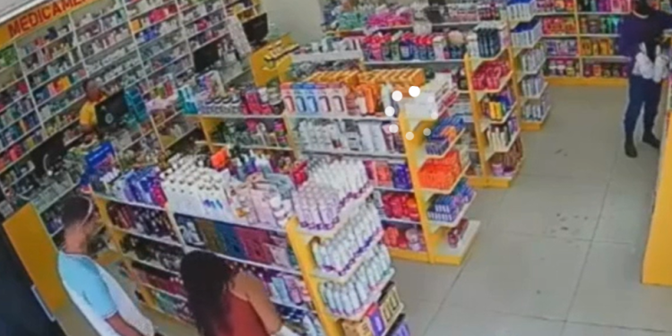 Vídeo: De novo? Casal volta a furt@r drogaria e leva R$ 600 em produtos em Manaus