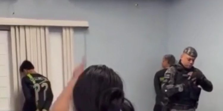 Mãe encontra filho de 15 anos acusado de roub0 na delegacia e desabafa em Manaus: ‘dou tudo o que.você precisa’
