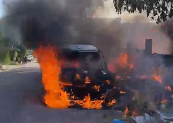Vídeo: lixeira viciada pega fogo e chamas destroem carro estacionado na rua em Manaus
