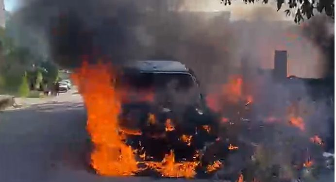 Vídeo: lixeira viciada pega fogo e chamas destroem carro estacionado na rua em Manaus