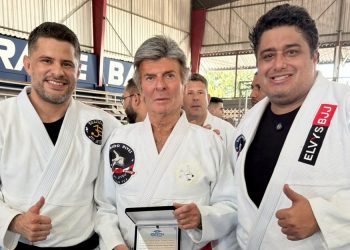 Delegado-geral adjunto presta homenagem ao ministro Luiz Fux por trabalho social com jiu-jítsu
