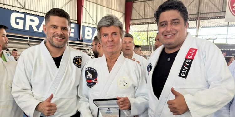 Delegado-geral adjunto presta homenagem ao ministro Luiz Fux por trabalho social com jiu-jítsu