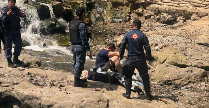 Foragido pula no igarapé em Manaus para não ser pres0 mas acaba fraturando os tornozelos