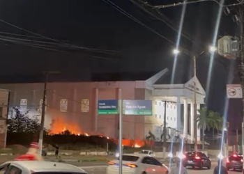 Vídeo: Fogo em vegetação quase atinge Igreja Universal na Constantino Nery