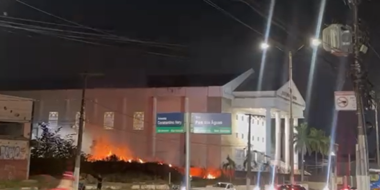 Vídeo: Fogo em vegetação quase atinge Igreja Universal na Constantino Nery