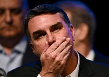 Na véspera do prazo, Flávio Bolsonaro não registra candidatura e culpa suposta fraude no sistema do TSE