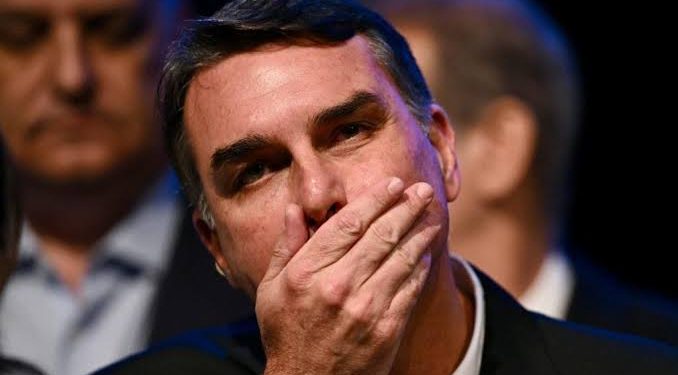 Na véspera do prazo, Flávio Bolsonaro não registra candidatura e culpa suposta fraude no sistema do TSE