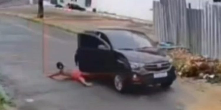 Vídeo forte: mulher é jogada de dentro do carro no bairro Jorge Teixeira