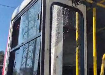 Vídeo: ônibus é apedrejad0 e passageira é atingida por estilhaços em Manaus