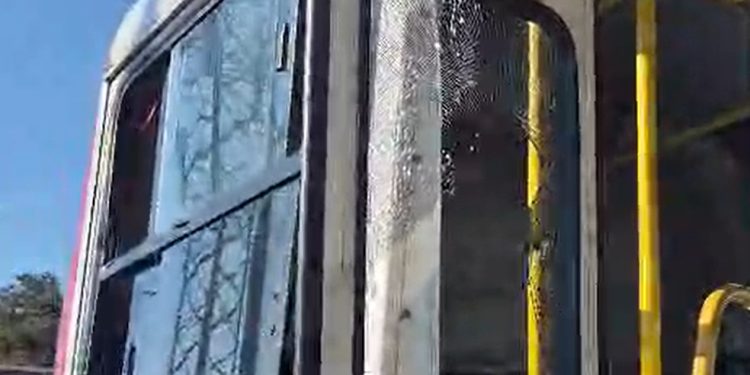 Vídeo: ônibus é apedrejad0 e passageira é atingida por estilhaços em Manaus