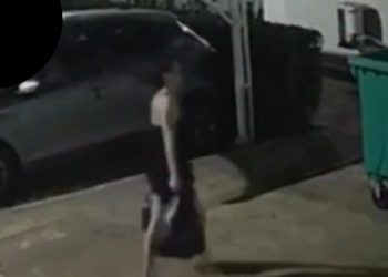 Câmera grava mulher deixando c0rpo da filha na lixeira