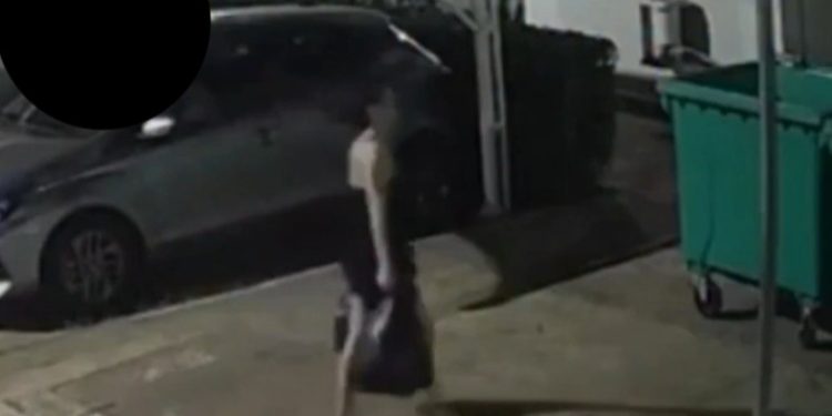 Câmera grava mulher deixando c0rpo da filha na lixeira