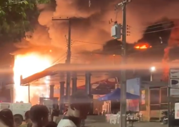 Vídeo: Material de construção inaugurado há poucos meses se acaba em fogo na Zona Norte de Manaus