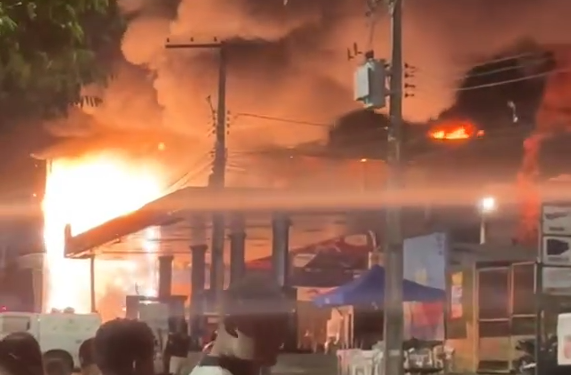 Vídeo: Material de construção inaugurado há poucos meses se acaba em fogo na Zona Norte de Manaus