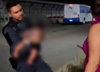 Vídeo: PM salva bebê eng@sgad0 com manobra de Heimlich em madrugada de des3spero em Manaus