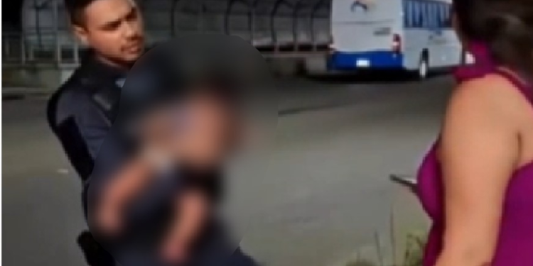 Vídeo: PM salva bebê eng@sgad0 com manobra de Heimlich em madrugada de des3spero em Manaus