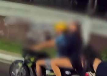 PM alerta, motociclista tenta fug1r e se l@sca em Manaus: ‘Metade do joelho no asfalto’; veja