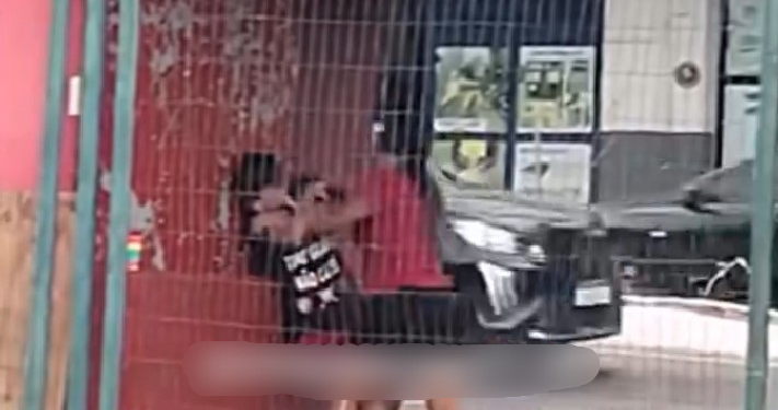 Vídeo: Mulher não arr3ga pro macho, m2te a p0rrad@ nele na parada e ele f0g3 em Manaus
