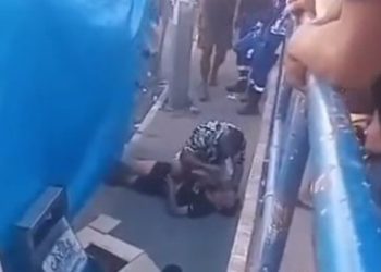 Vídeo: “Menor aprendiz” que r0ubou correntinha é espancad0 e diz:  ‘eu só tenho 13 anos’