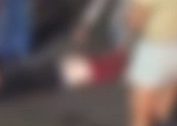 Vídeo forte: motoqueiro ag0niza esperando atendimento após acidente em Manaus