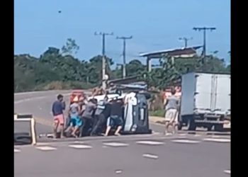 Vídeo: carro tomba no meio da AM-070 e testemunhas tentam virar o veículo