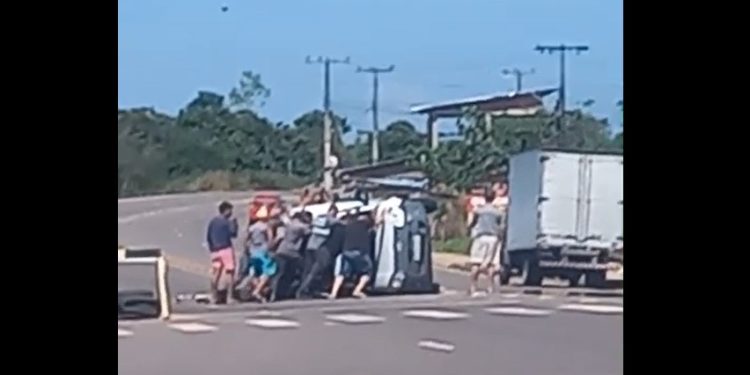 Vídeo: carro tomba no meio da AM-070 e testemunhas tentam virar o veículo