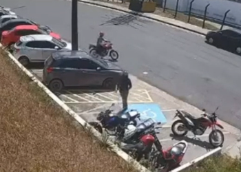 Vídeo: Dupla ligeira para em avenida e furt@ motocicleta estacionada em Manaus