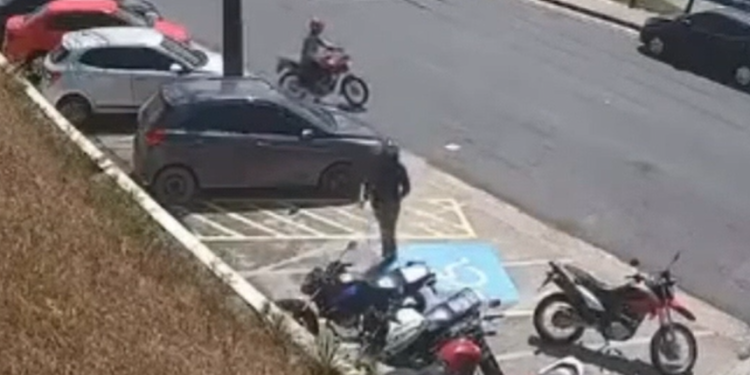Vídeo: Dupla ligeira para em avenida e furt@ motocicleta estacionada em Manaus