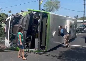 Vídeo urgente: ônibus tomba na Avenida São Jorge e deixa passageiros ferid0s