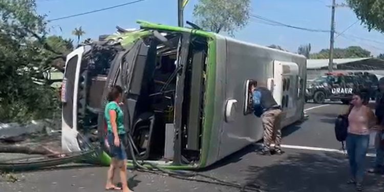 Vídeo urgente: ônibus tomba na Avenida São Jorge e deixa passageiros ferid0s