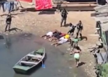 Vídeo: PM salva mulher que estava sendo levada de canoa para a base do “tribunal do crime”