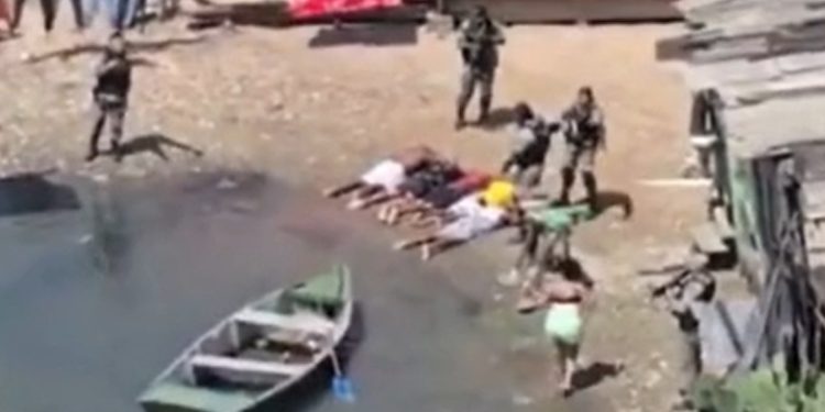 Vídeo: PM salva mulher que estava sendo levada de canoa para a base do “tribunal do crime”