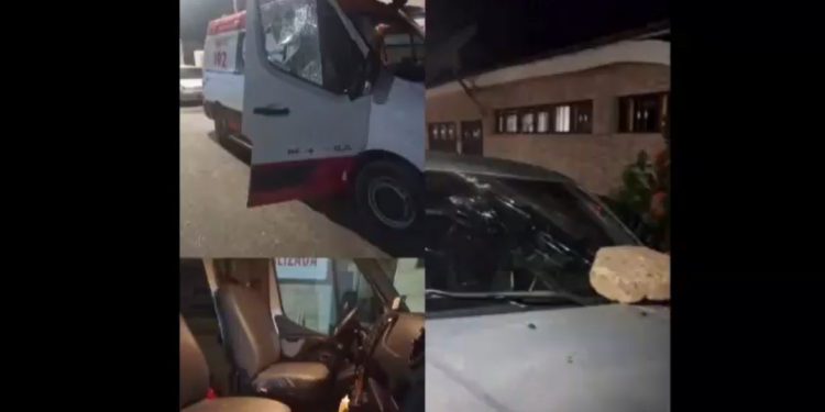 Vídeo: Madrugada de fúri@ em Rio Preto da Eva termina com carros e ambulância danificada