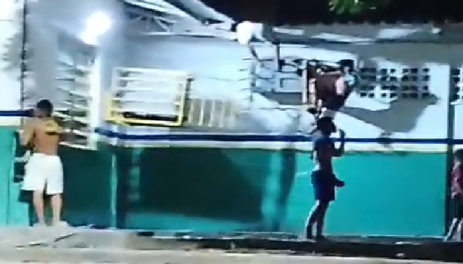Vídeos: Jovens são flagrados invad1nd0 e destruind0 escola no bairro Petrópolis