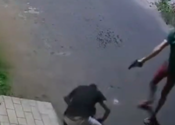 Vídeo: Homem encontra d3safet0 na loja de conveniência e depois é m0rt0 a t1r0s