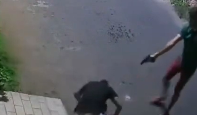 Vídeo: Homem encontra d3safet0 na loja de conveniência e depois é m0rt0 a t1r0s
